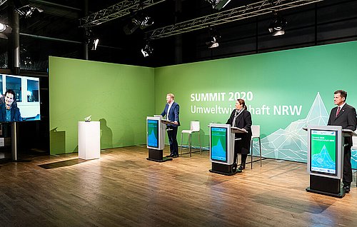 Links auf Monitor: Rainer Pöppel, Geschäftsführer REGUPOL BSW GmbH, 3. Preis Umweltwirtschaftspreis.NRW 2020 v.l.n.r.: Tobias Häusler (Moderator), Ursula Heinen-Esser (Ministerin für Umwelt, Landwirtschaft, Natur- und Verbraucherschutz des Landes Nordrhein-Westfalen und Eckhard Forst (Vorstandsvorsitzender NRW.BANK)