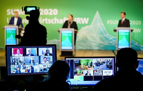 Monitor links: Nominierte des Umweltwirtschaftspreis.NRW 2020; im Hintergrund v.l.n.r.: Tobias Häusler (Moderator), Ursula Heinen-Esser (Ministerin für Umwelt, Landwirtschaft, Natur- und Verbraucherschutz des Landes Nordrhein-Westfalen und Eckhard Forst (Vorstandsvorsitzender NRW.BANK)